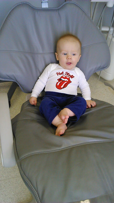 dziecko na fotelu stomatologicznym